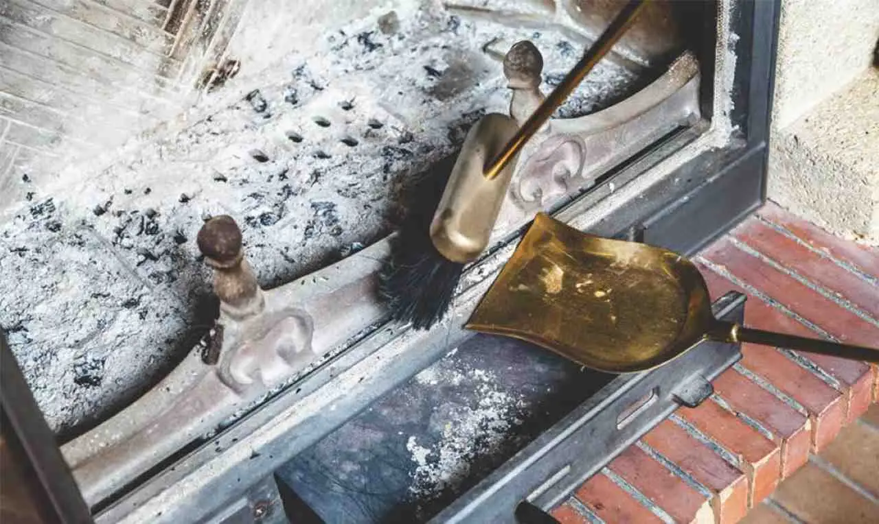 Come si fa a pulire il caminetto e la canna fumaria? La manutenzione per un funzionamento sicuro